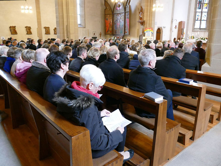 1. Heilige Kommunion in St. Crescentius (Foto: Karl-Franz Thiede)